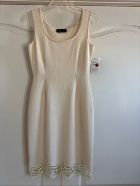 ELANA NWT SLEEVELESS IVORY KNIT SHEATH DRESS WITH DELICATE LACE HEM SIZE SMALL